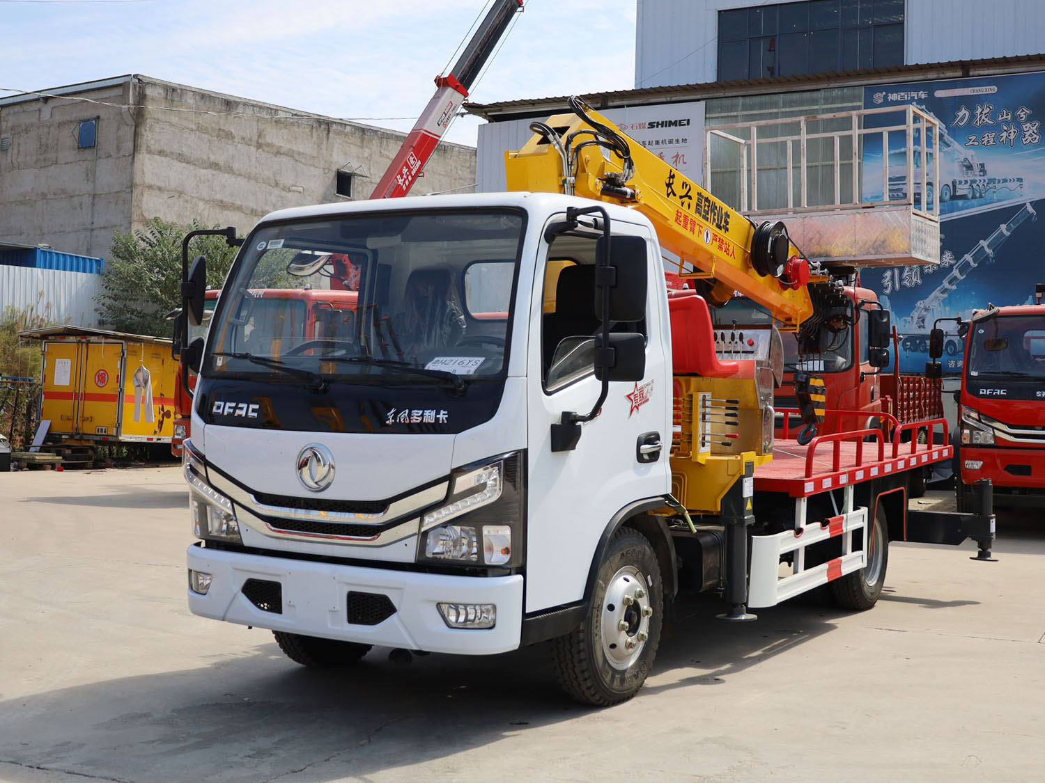 東風多利卡D6上裝長興5噸直臂式吊機（帶高空作業功能）