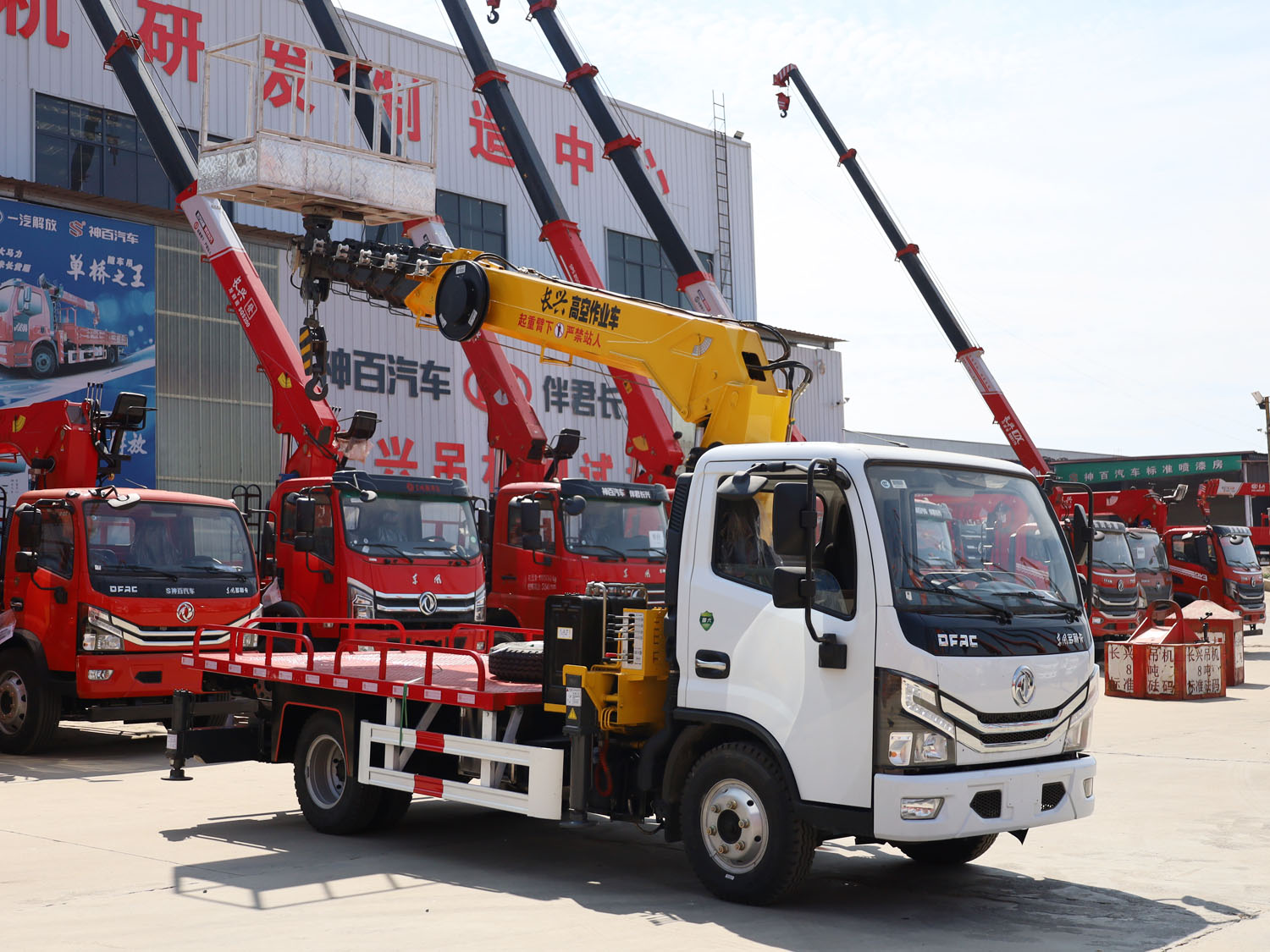 東風多利卡D6上裝長興5噸直臂式吊機（帶高空作業功能）