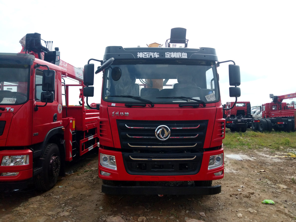 東風華神F5排半上裝徐工8噸直臂式吊機