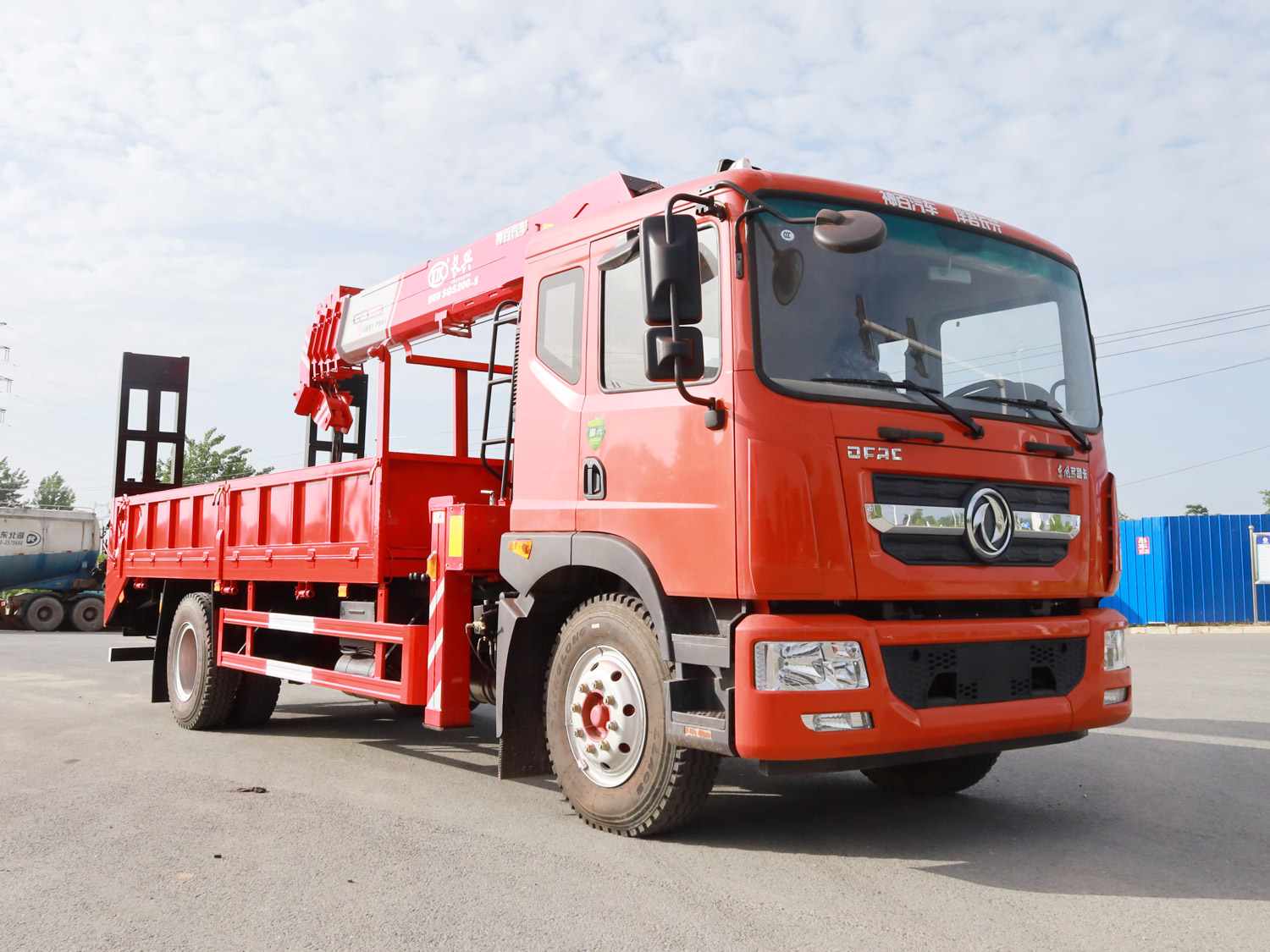 東風(fēng)多利卡D9排半上裝長(zhǎng)興8噸直臂式吊機(jī)（帶爬梯）