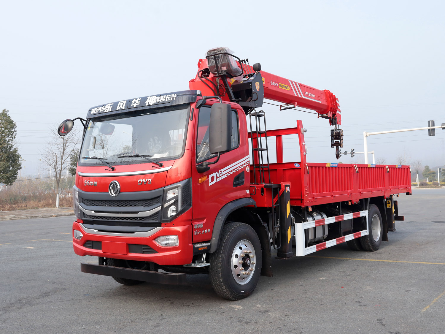 東風(fēng)華神DV3單排上裝三一8噸直臂式吊機