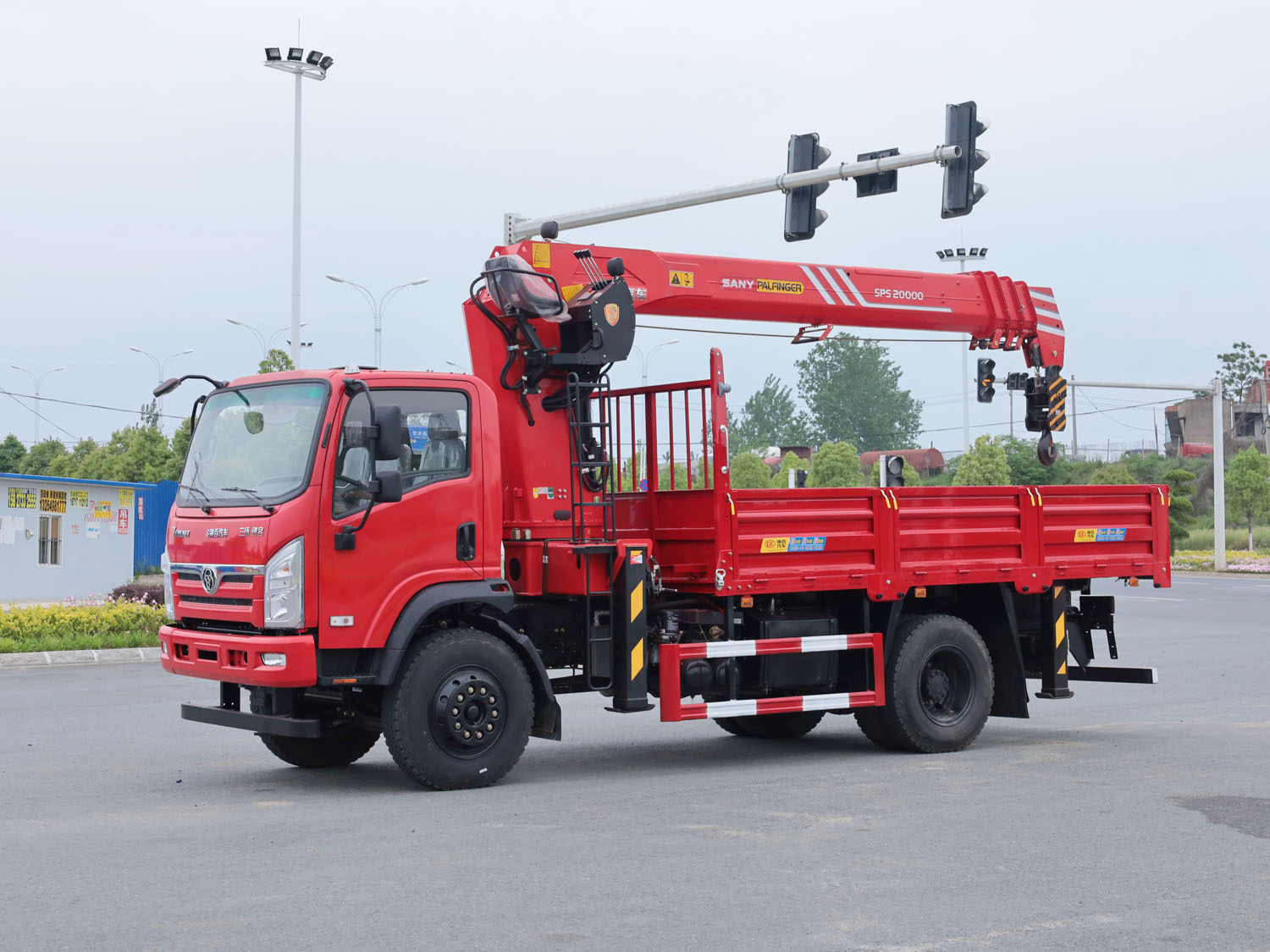 三環(huán)創(chuàng)客上裝三一8噸直臂式吊機(jī)