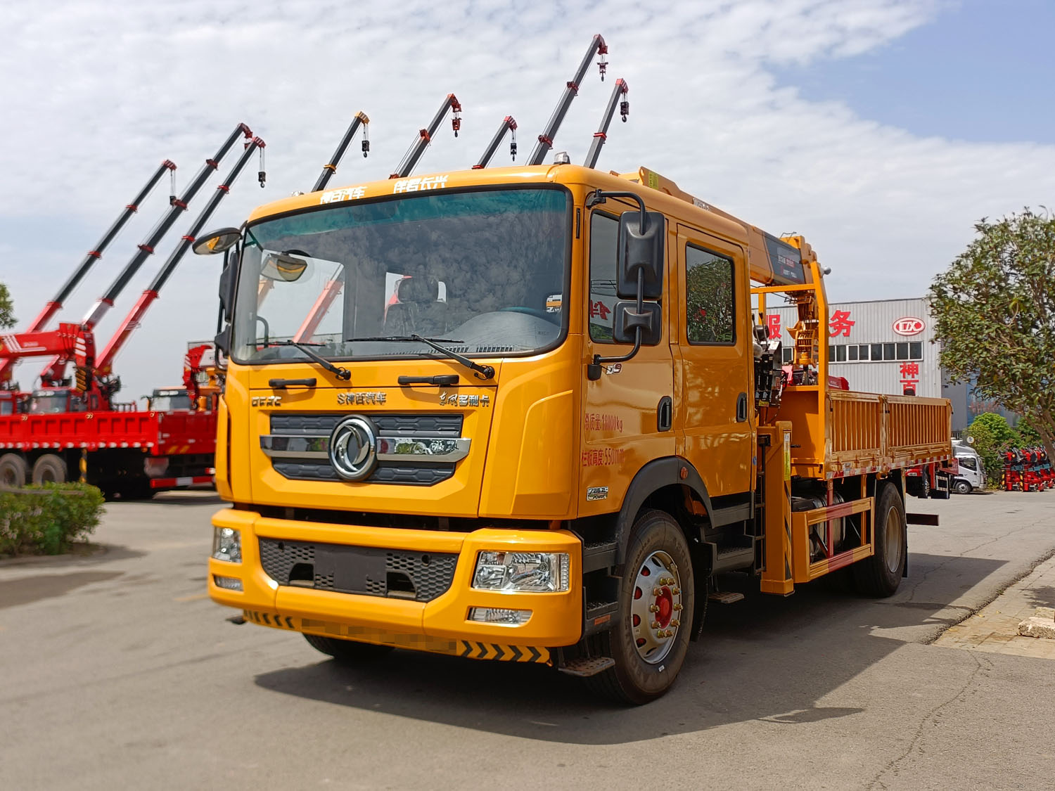 東風多利卡D9雙排上裝長興發財8噸直臂式吊機