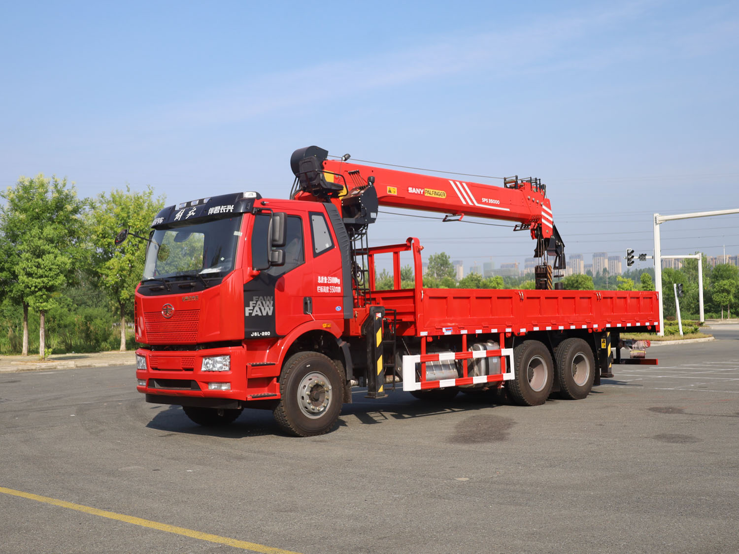 解放J6L后雙橋上裝三一14噸直臂式吊機（短軸距，帶副鉤）