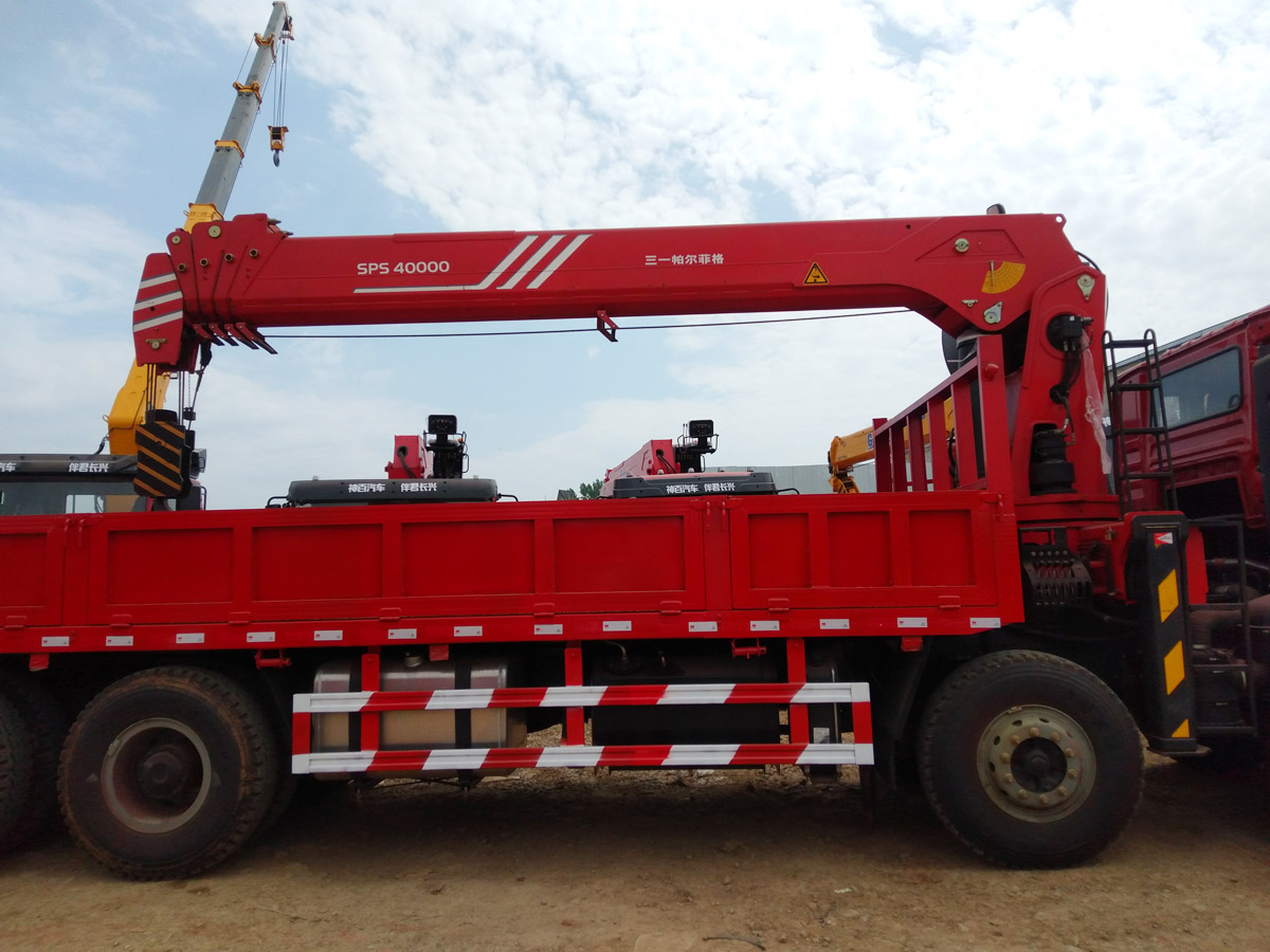 陜汽德龍新M3000駕駛室前四后八上裝三一16噸直臂式吊機(jī)