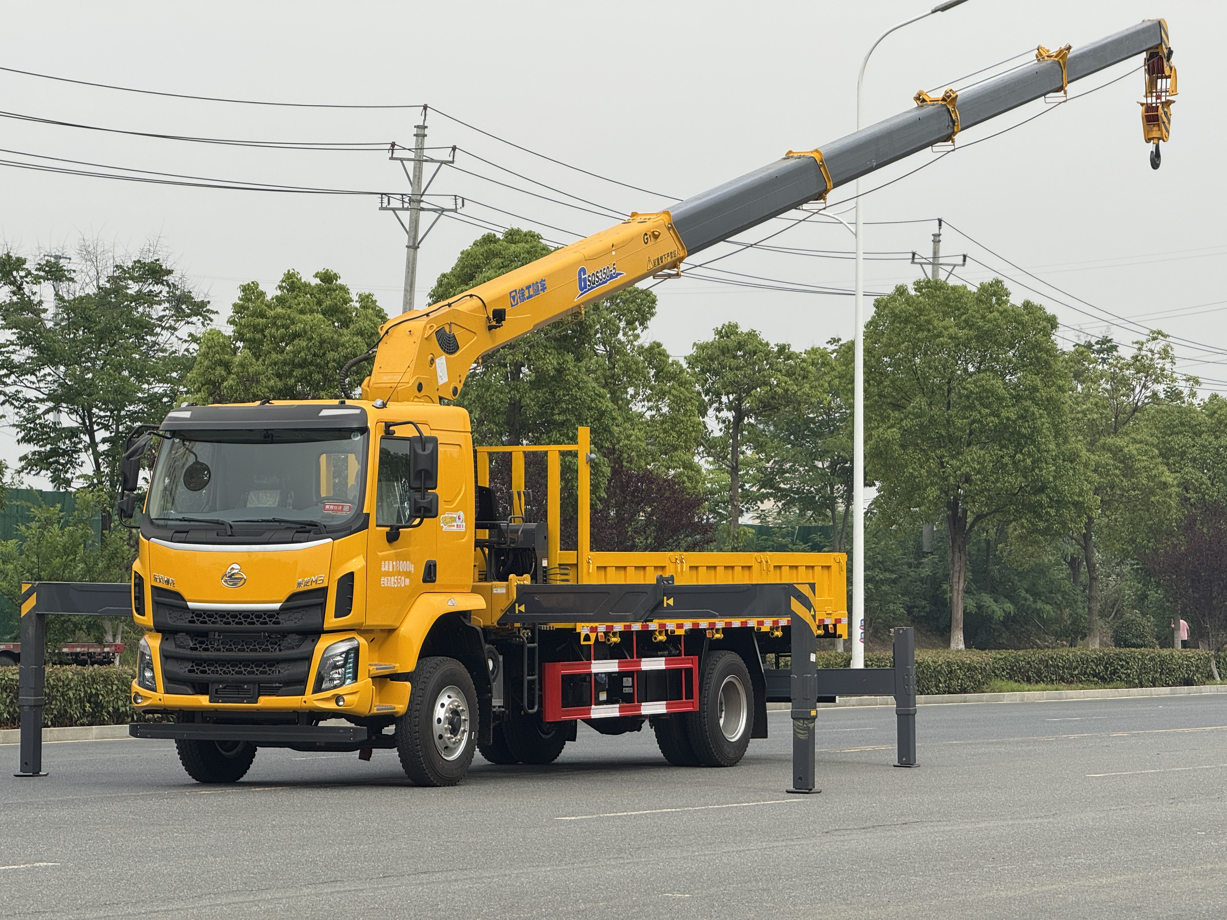 乘龍M3上裝徐工14噸吊機(jī)