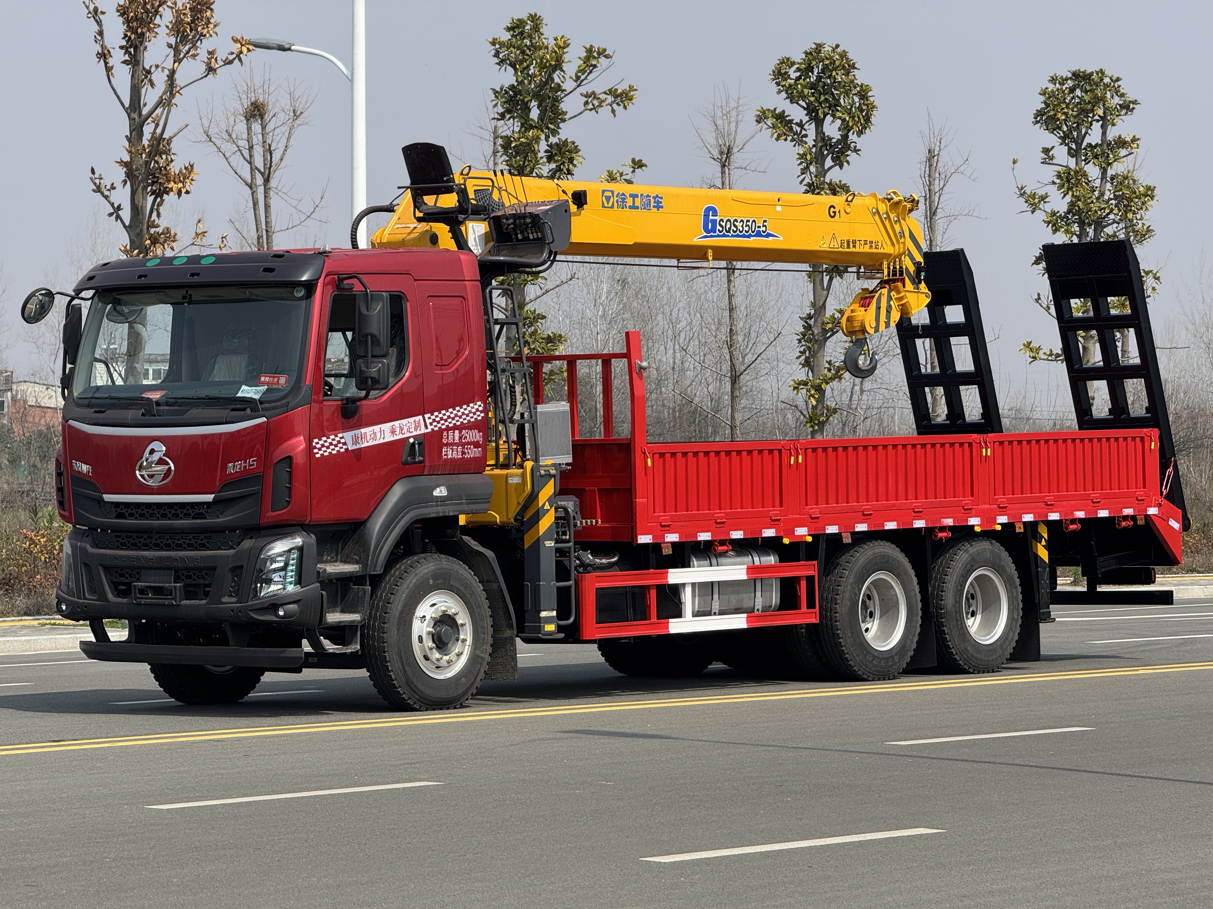 H5康明斯320后八輪上裝徐工14噸帶爬梯