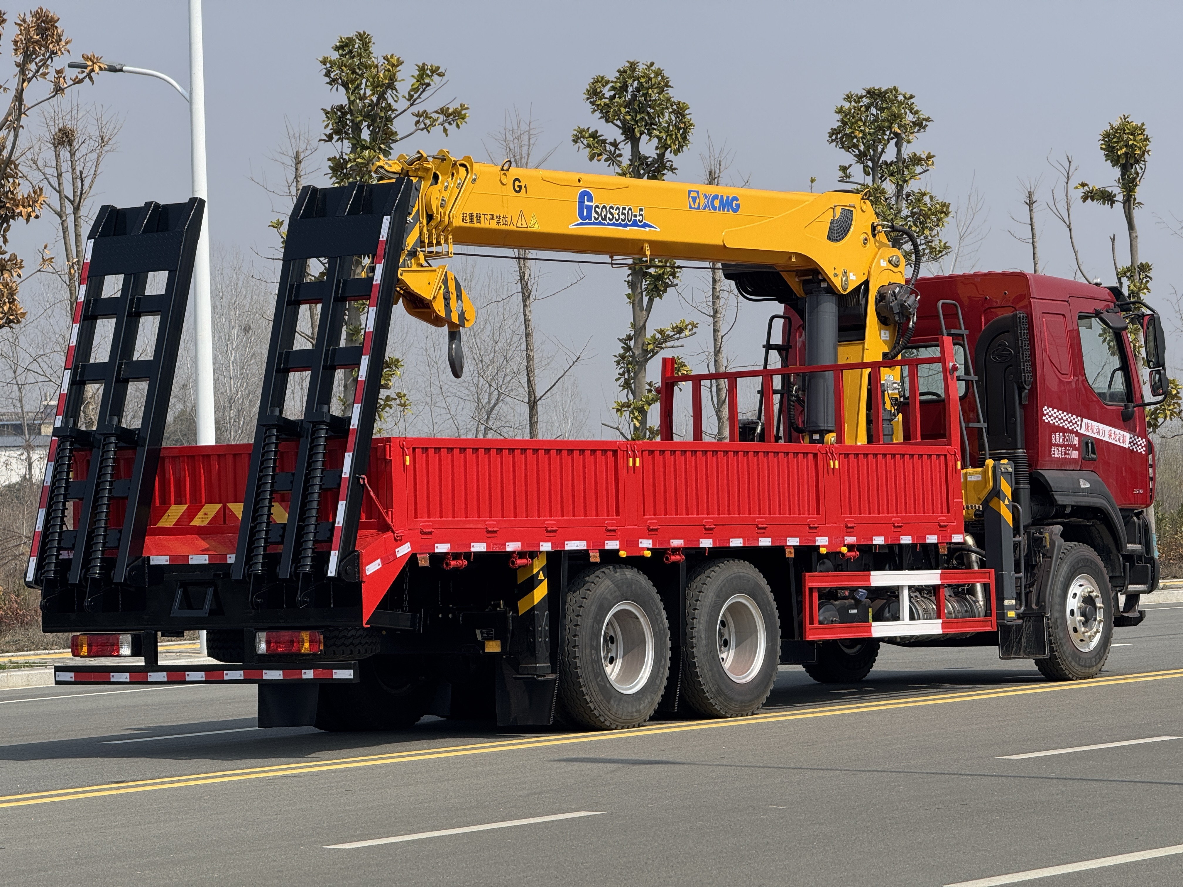 H5康明斯320后八輪上裝徐工14噸帶爬梯