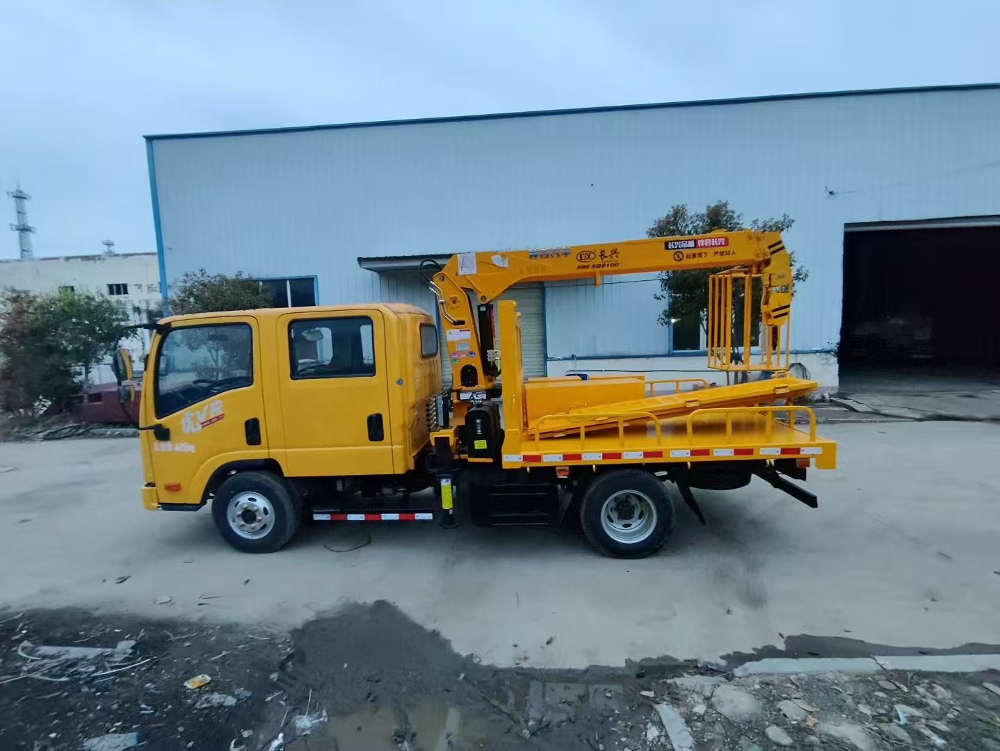 解放雙排座藍牌隨車吊